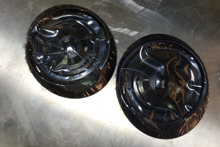 耳機貼膜前后效果對比圖，左側為未貼膜部件，右側為高精度貼膜后的成品效果