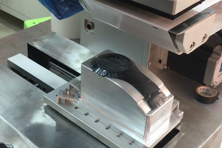 德尚全方位耳機貼膜機整體外觀圖，展示設備多工位集成設計與工作場景